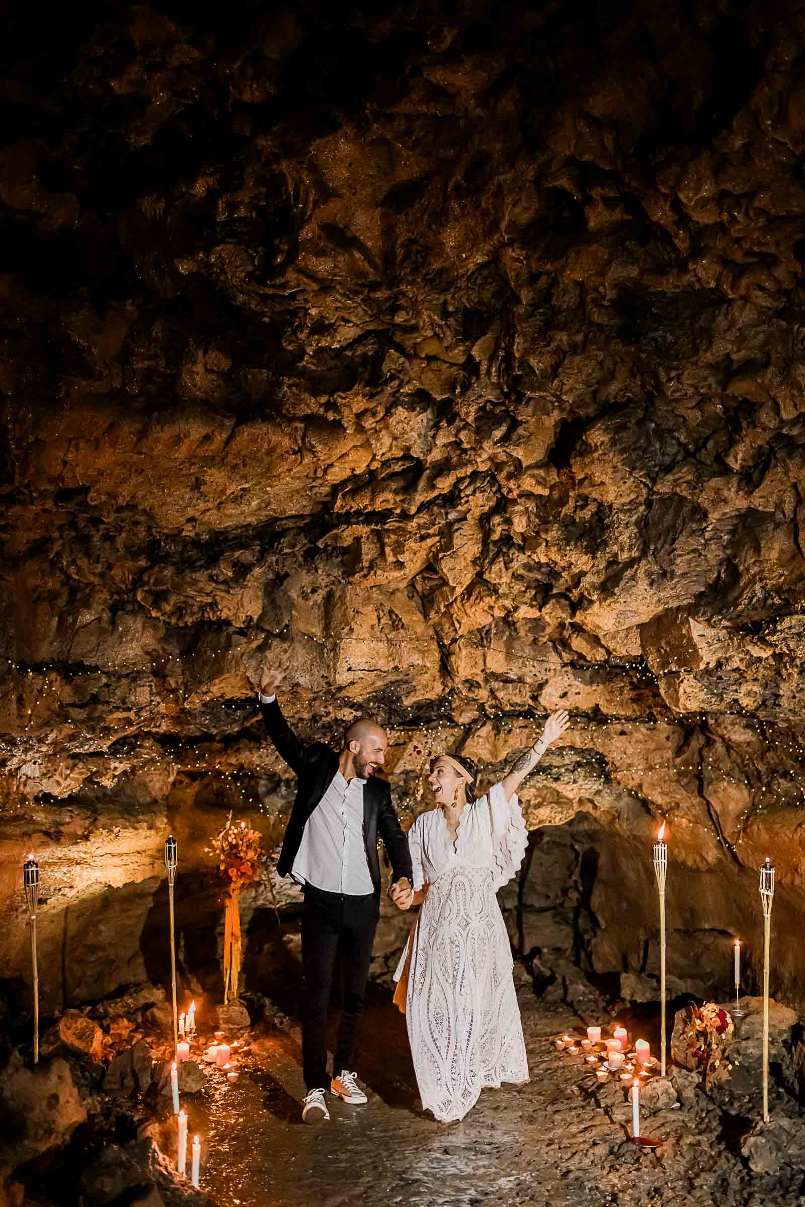 Photographie de Mathieu Dété, photographe de mariage sur l'île de la Réunion à Saint-Pierre, présentant un couple heureux à la fin de leur cérémonie d'elopement dans le tunnel de lave du Bassin Bleu de Saint-Gilles