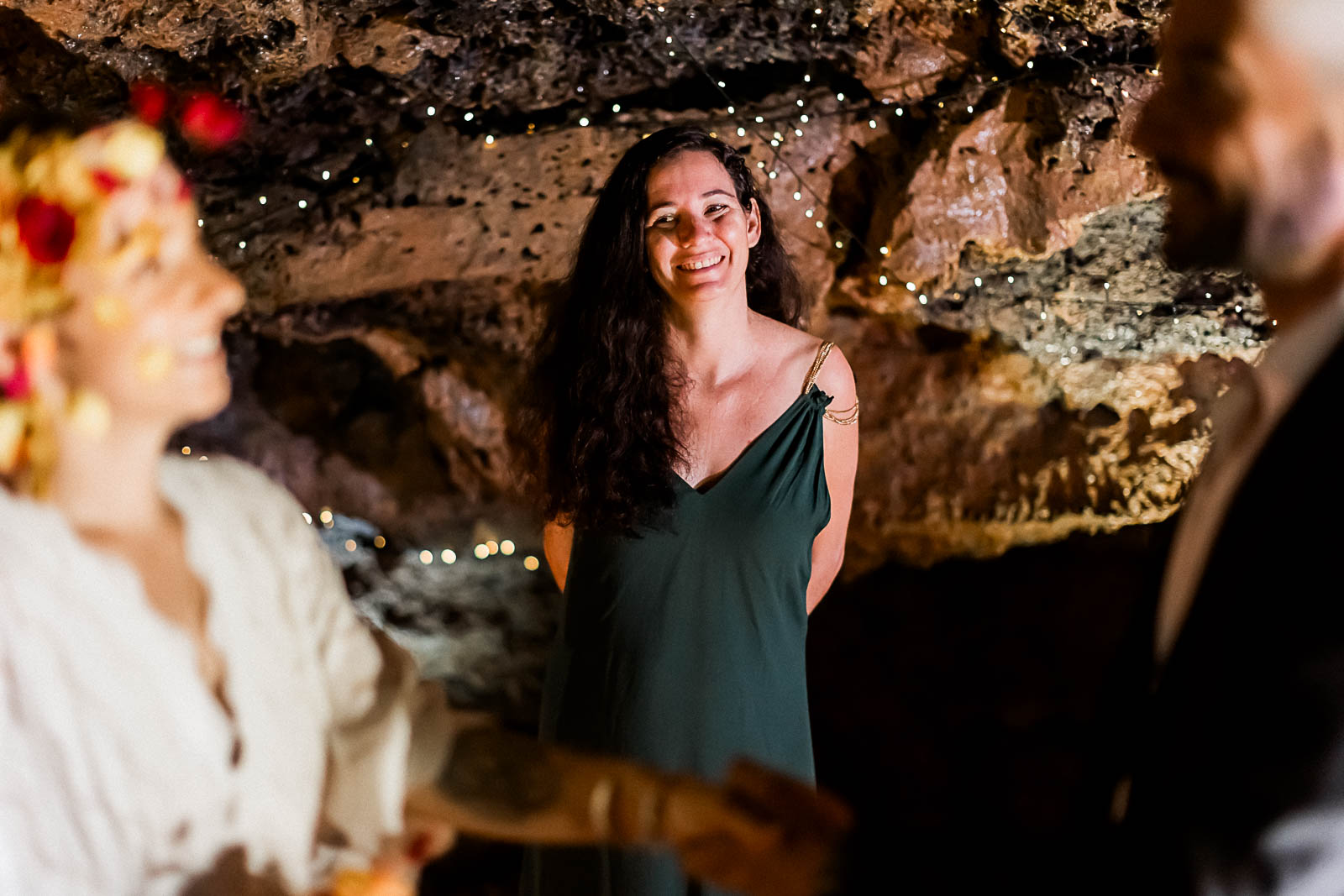 Photographie de Mathieu Dété, photographe de mariage sur l'île de la Réunion à Saint-Pierre, présentant l'officiante de la cérémonie d'un elopement au sein d'un tunnel de lave à Saint-Gilles, lors d'un shooting inspiration mariage