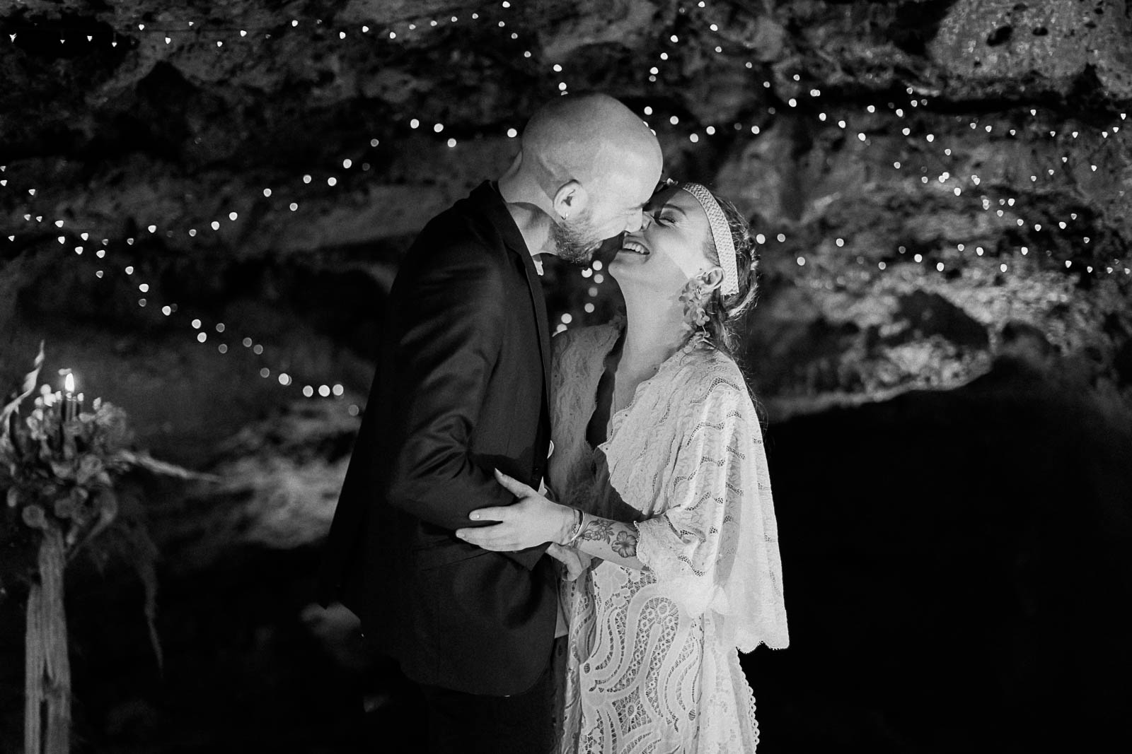 Photographie de Mathieu Dété en noir et blanc, photographe de mariage sur l'île de la Réunion à Saint-Pierre, présentant les mariés s'embrassant face à face