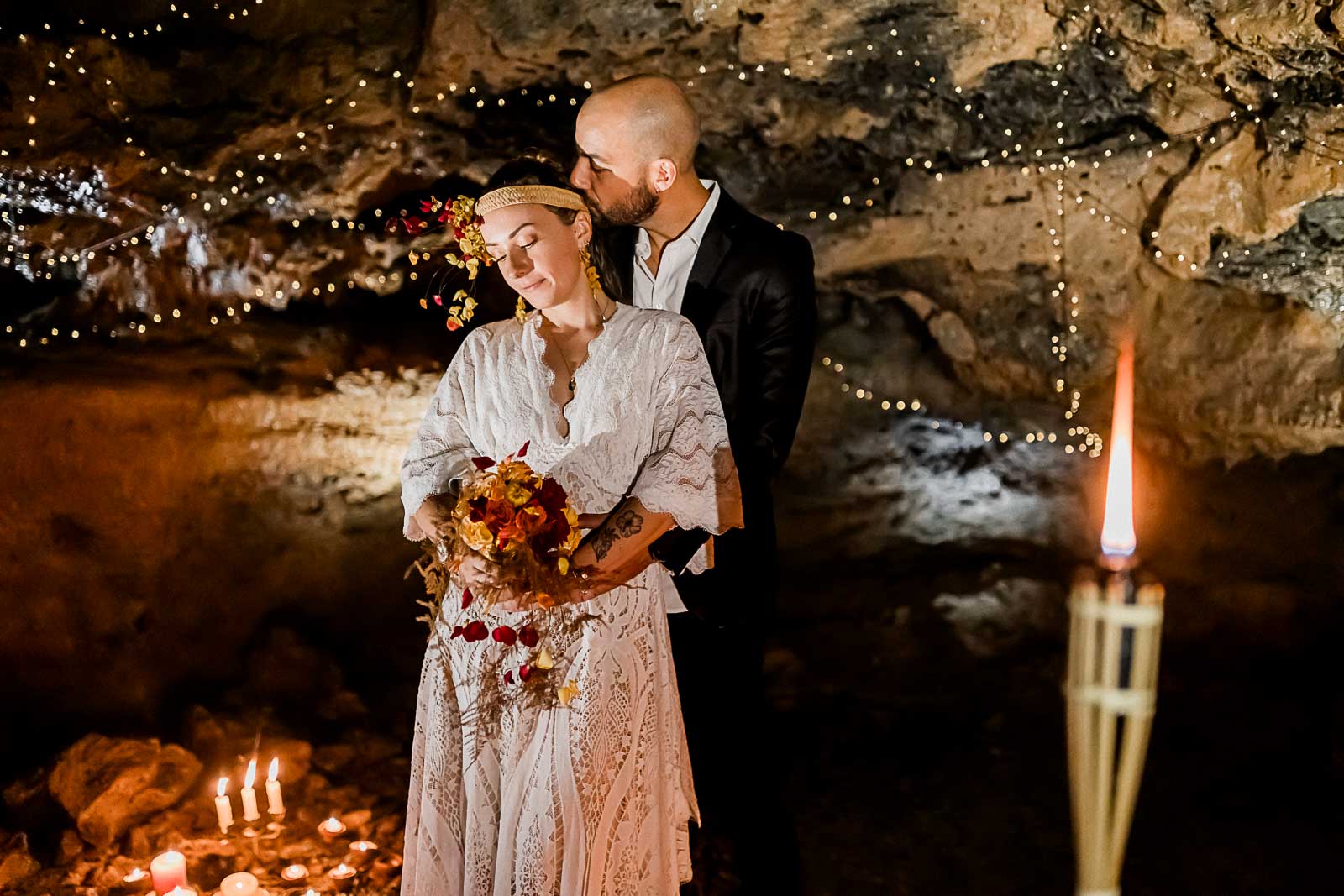 Photographie de Mathieu Dété, photographe de mariage sur l'île de la Réunion à Saint-Pierre, présentant les mariés enlacés lors d'un mariage dans un tunnel de lave