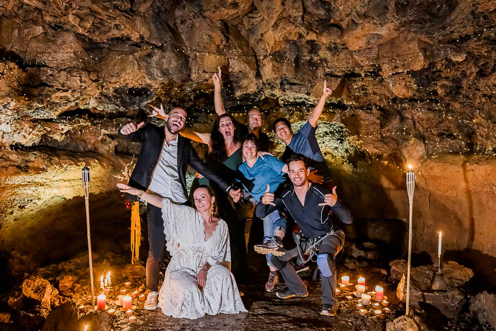 Photographie de Mathieu Dété, photographe de mariage sur l'île de la Réunion à Saint-Pierre, présentant l'équipe du shooting d'inspiration mariage dans le tunnel de lave du Bassin Bleu de Saint-Gilles 974