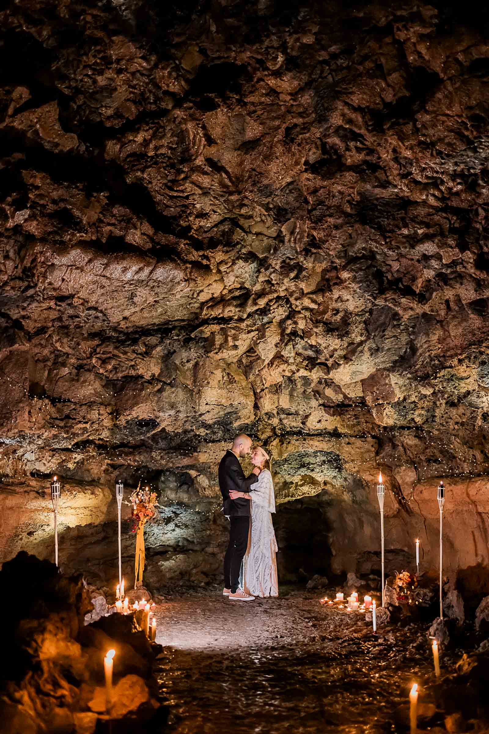 Photographie de Mathieu Dété, photographe de mariage sur l'île de la Réunion à Saint-Pierre, présentant un couple face à face lors d'un elopement dans le tunnel de lave du Bassin Bleu de Saint-Gilles