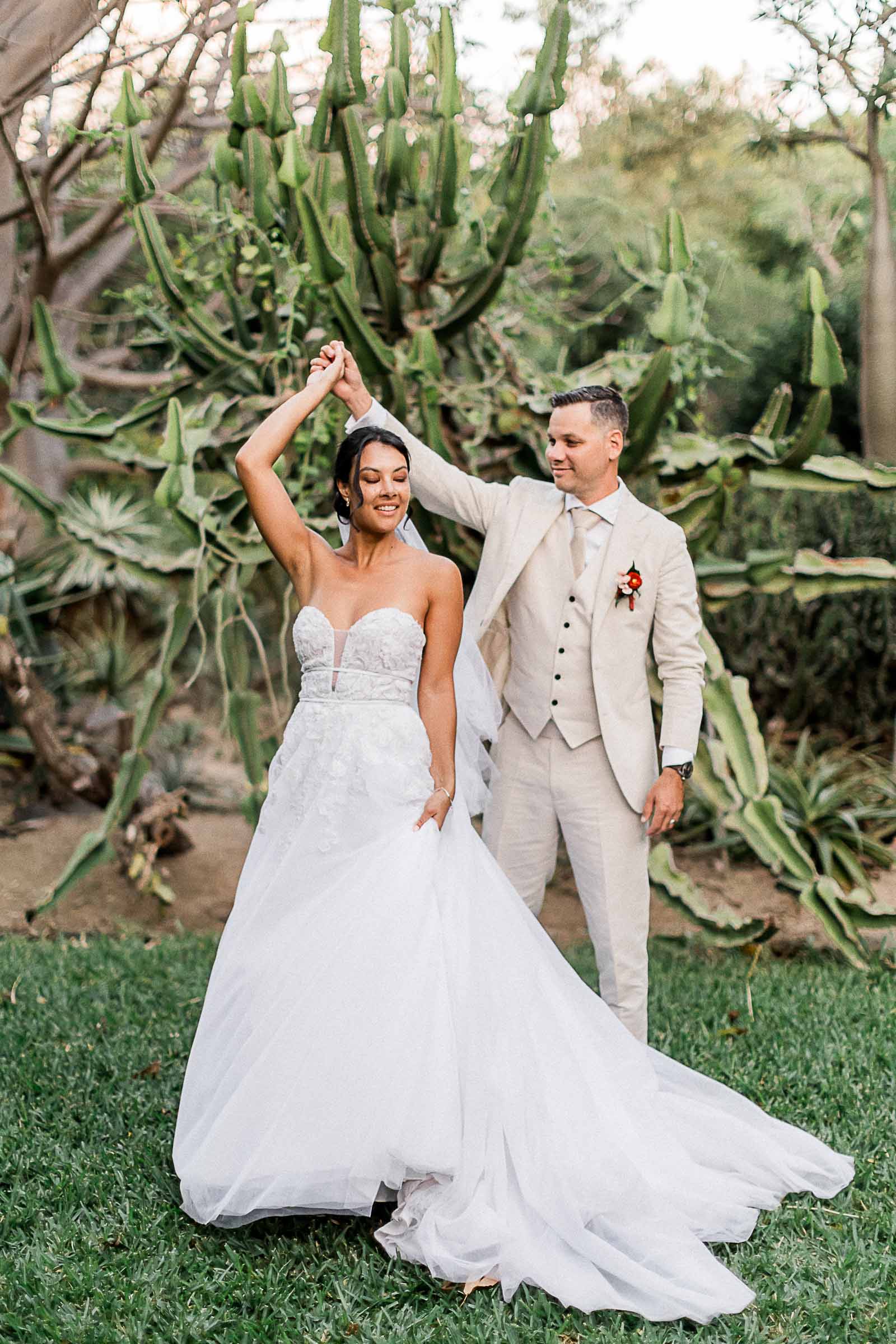 Photographie de Mathieu Dété, photographe de mariage et famille à Saint-Pierre sur l'île de la Réunion 974, présentant les mariés qui dansent devant les cactus du Jardin d'Eden de Saint-Gilles