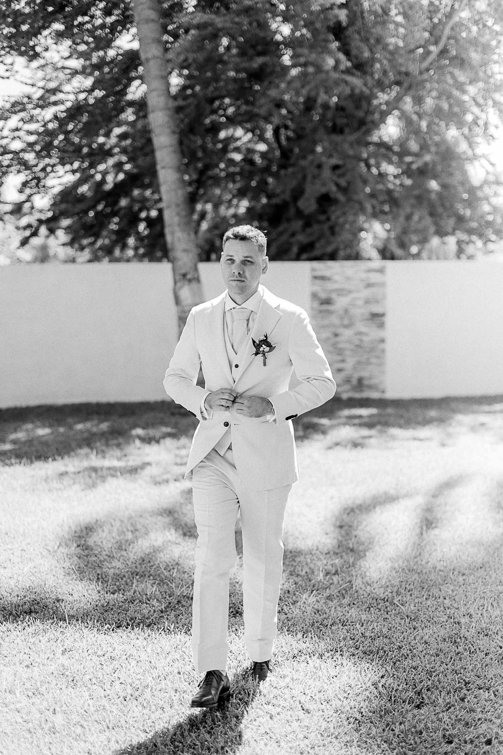 Photographie de Mathieu Dété, photographe de mariage et famille à Saint-Pierre sur l'île de la Réunion 974, présentant un portrait du marié en noir et blanc