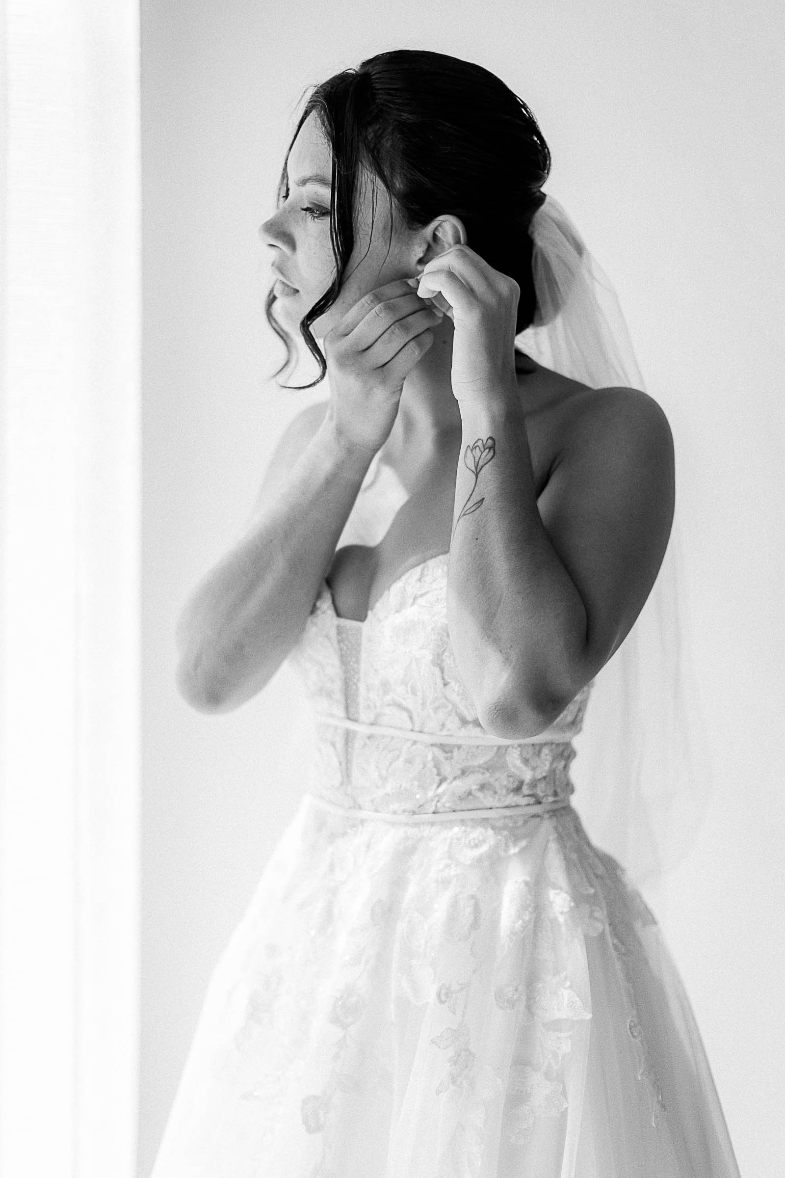 Photographie de Mathieu Dété, photographe de mariage et famille à Saint-Pierre sur l'île de la Réunion 974, présentant la mariés qui se prépare et enfile sa boucle d'oreille