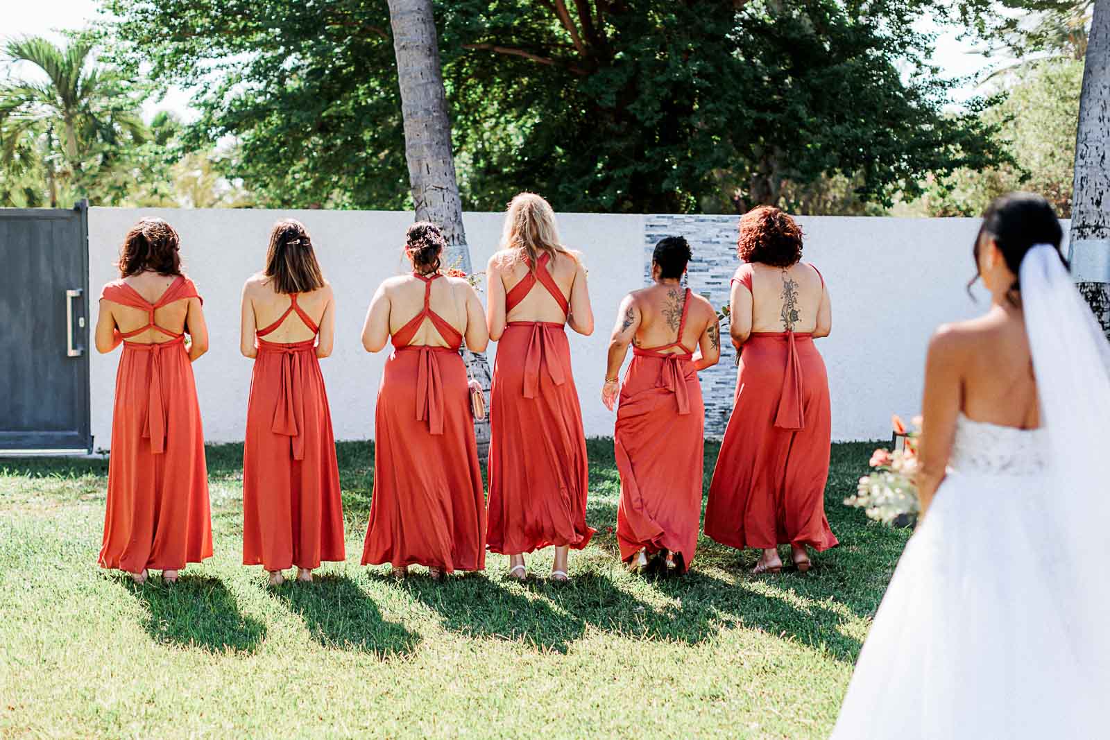 Photographie de Mathieu Dété, photographe de mariage et famille à Saint-Pierre sur l'île de la Réunion 974, présentant la mariée avec ses demoiselles d'honneur, lors de la découverte de la robe, à La-Saline-les-Bains