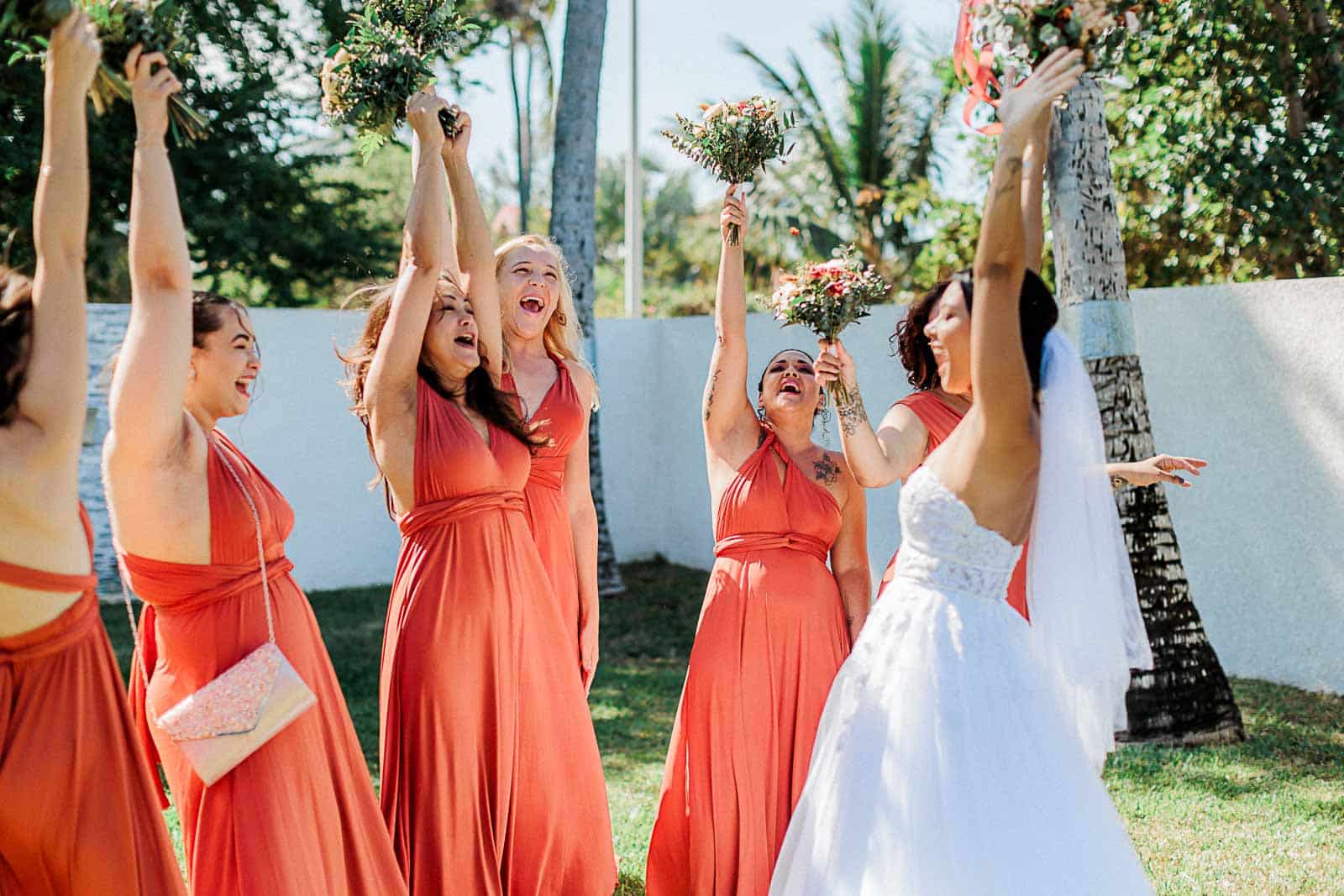 Photographie de Mathieu Dété, photographe de mariage et famille à Saint-Pierre sur l'île de la Réunion 974, présentant la mariée avec ses demoiselles d'honneur, lors de la découverte de la robe