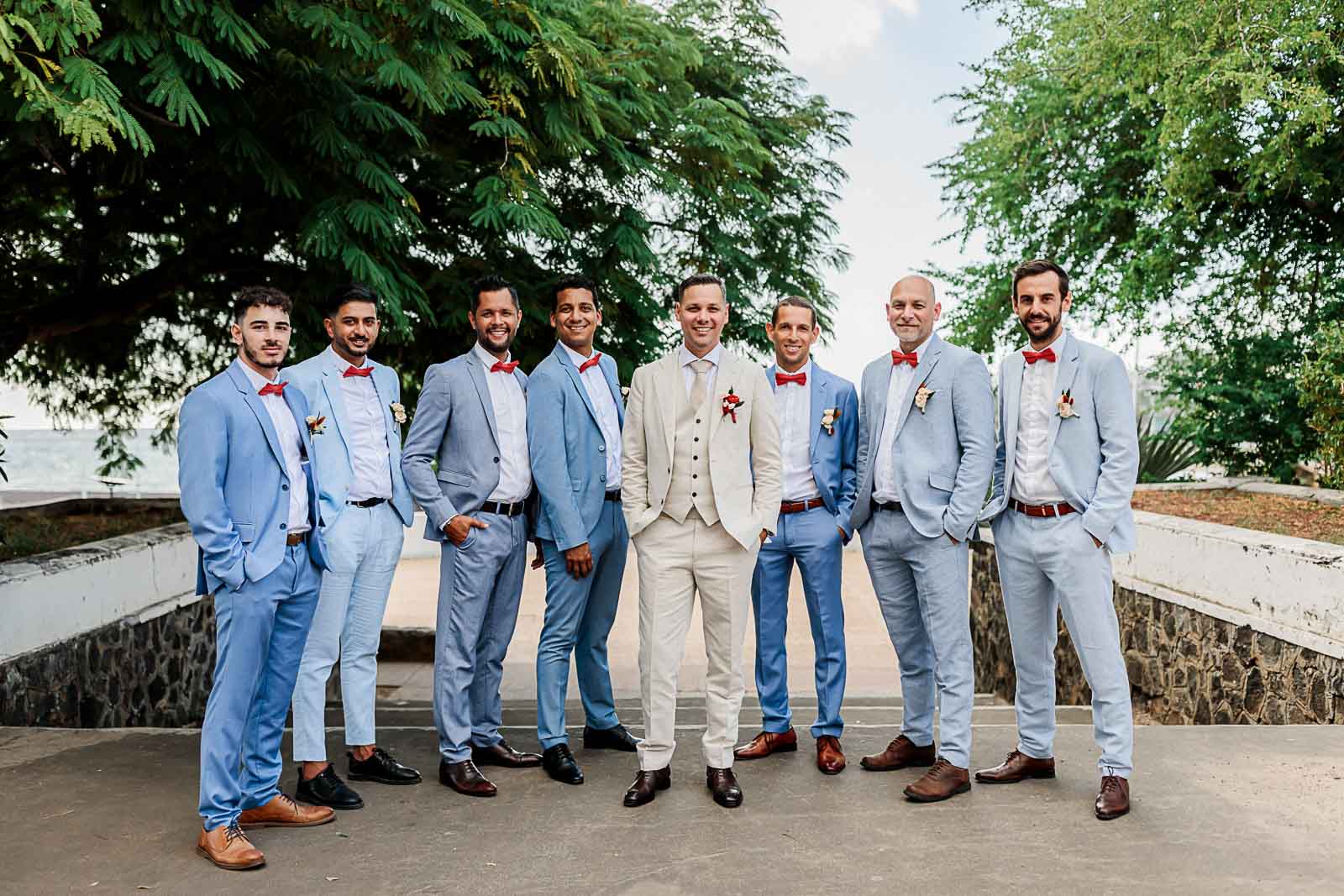 Photographie de Mathieu Dété, photographe de mariage et famille à Saint-Gilles sur l'île de la Réunion 974, présentant le marié et ses garçons d'honneur