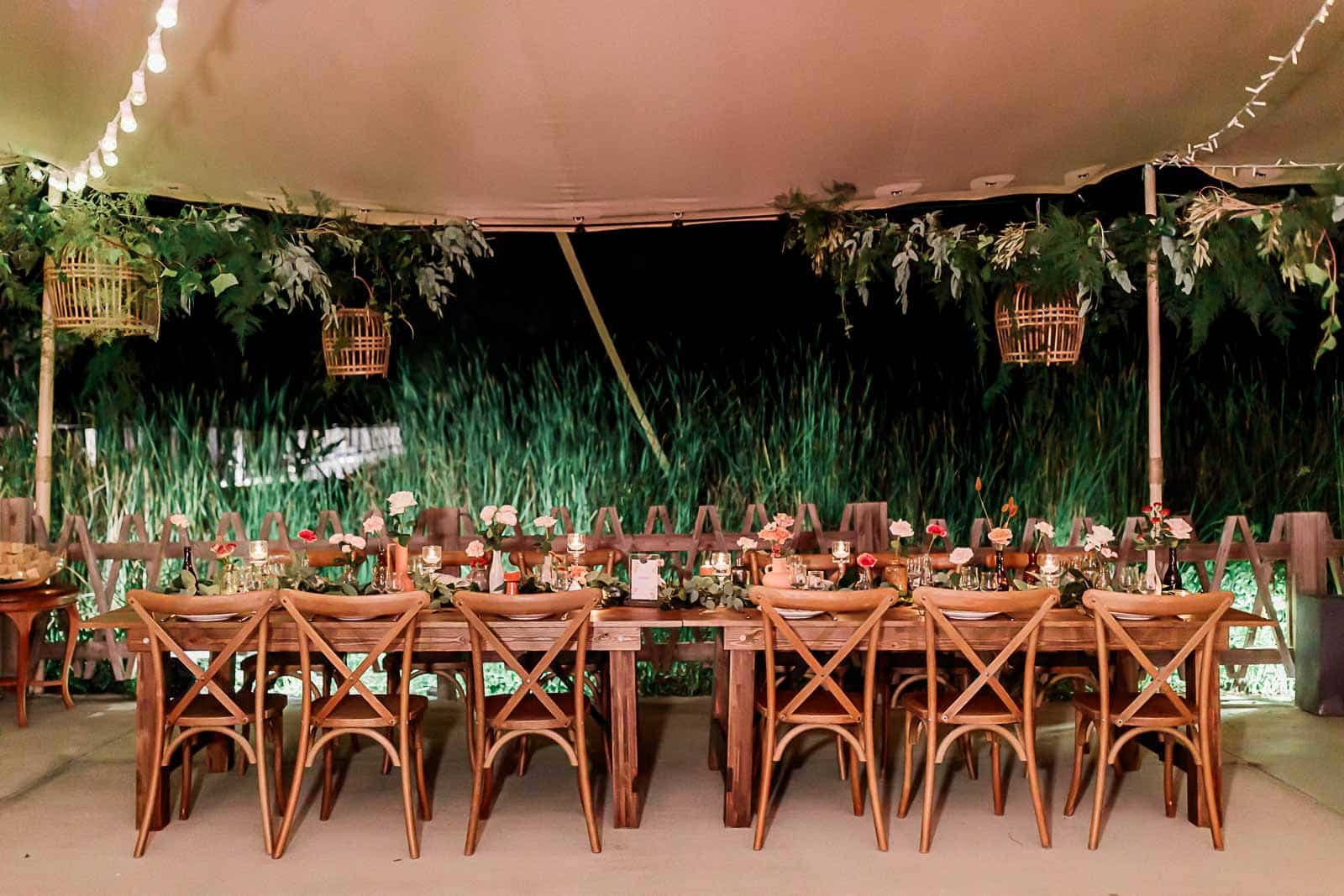 Photographie de Mathieu Dété, photographe de mariage et famille à Saint-Gilles sur l'île de la Réunion 974, présentant la décoration des tables du mariage au Jardin d'Eden