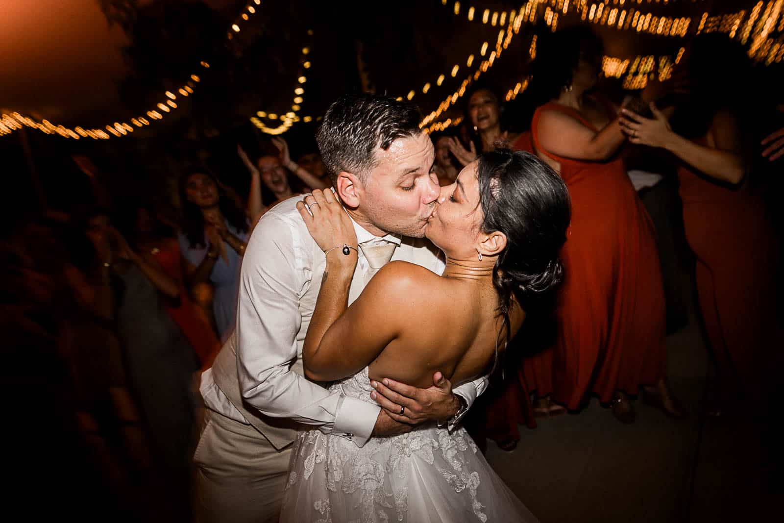 Photographie de Mathieu Dété, photographe de mariage et famille à Saint-Gilles sur l'île de la Réunion 974, présentant les mariés s'embrassant sur la piste de danse lors de la soirée du mariage au Jardin d'Eden