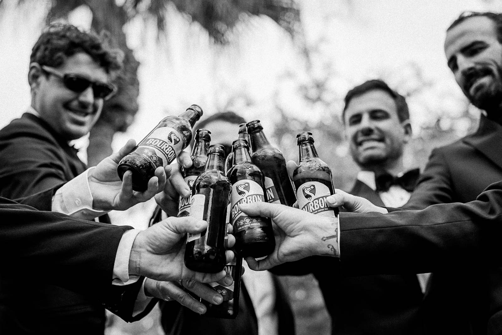 Photographie de Mathieu Dété, photographe de mariage sur l'île de la Réunion à Saint-Gilles-les-Bains, présentant les garçons d'honneurs du mariés en train de trinquer avec une bière Dodo à la main