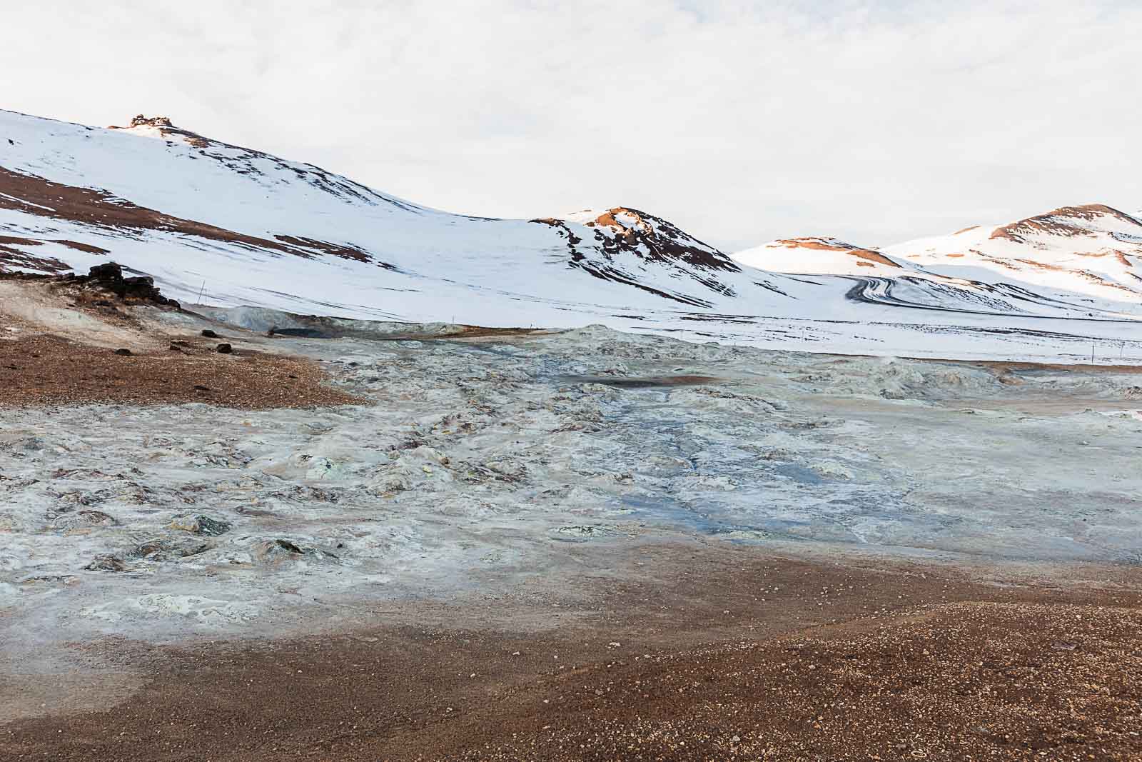 Photographie de Mathieu Dété, photographe de mariage et de voyage à la Réunion, présentant les sources chaudes de Hverir lors d'un voyage en Islande