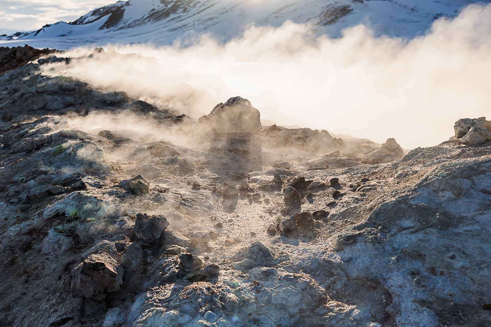 Photographie de Mathieu Dété, photographe de mariage et de voyage à la Réunion, présentant la fumée des sources chaudes de Hverir lors d'un voyage en Islande