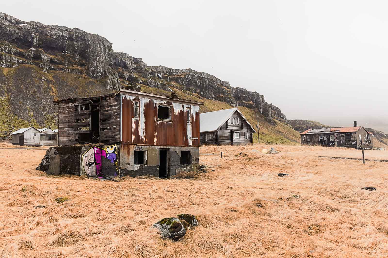 Photographie de Mathieu Dété, photographe de mariage et de voyage à la Réunion, présentant des maisons abandonnées au milieu de la nature de la cote Est de l'Islande