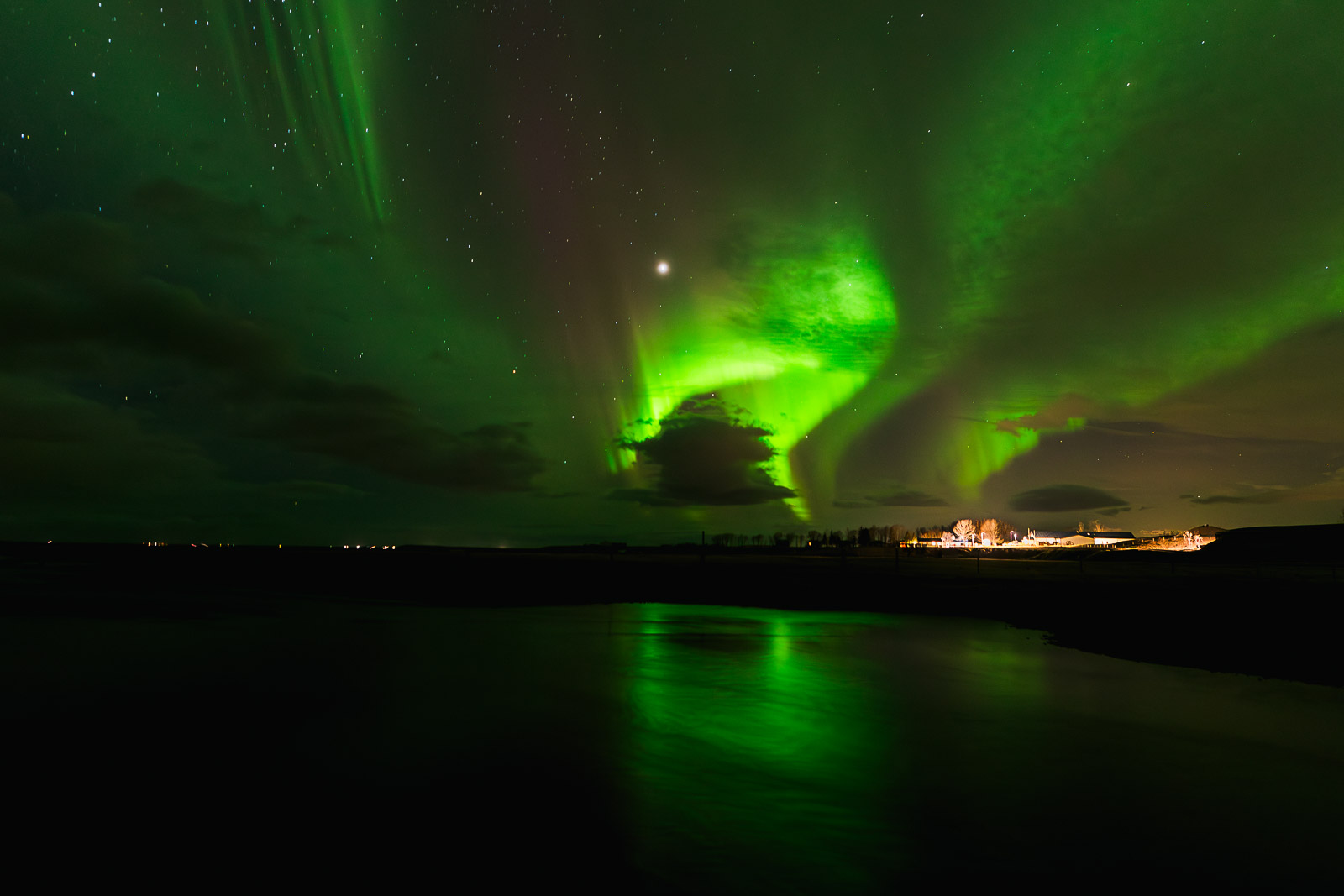 Photographie de Mathieu Dété, photographe de mariage et de voyage à la Réunion, présentant une aurore boréale verte et rouge en Islande