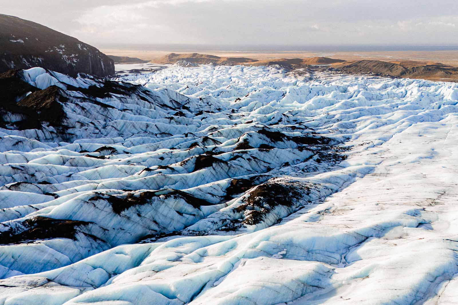 Photographie de Mathieu Dété, photographe de mariage et de voyage à la Réunion, présentant le glacier Svinafellsjokull en Islande, vu de drone