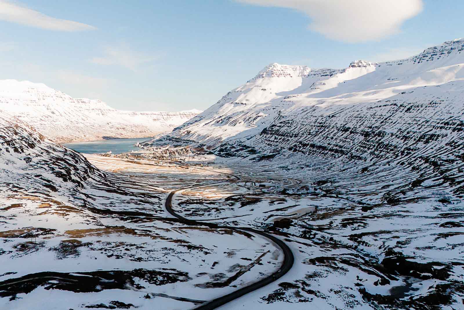 Photographie de Mathieu Dété, photographe de mariage et de voyage à la Réunion, présentant le vilage du fjord Seyðisfjörður vu de drone, en Islande