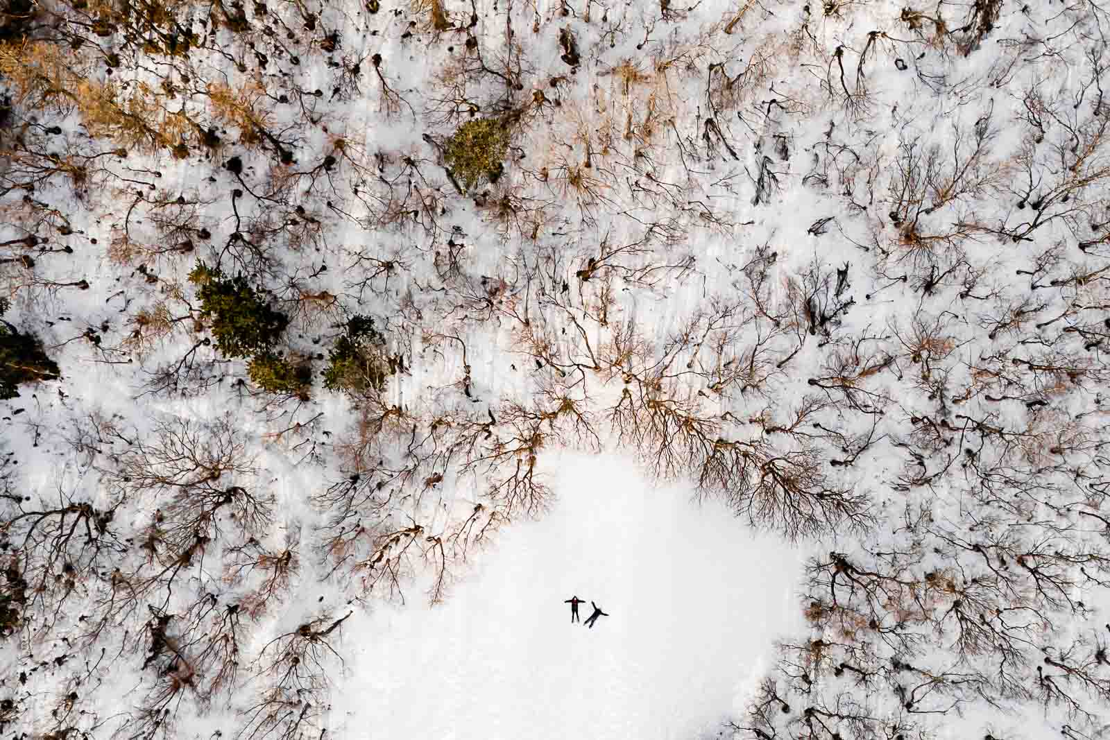 Photographie de Mathieu Dété, photographe de mariage et de voyage à la Réunion, présentant une vue de drone avec deux silhouettes dans la neige