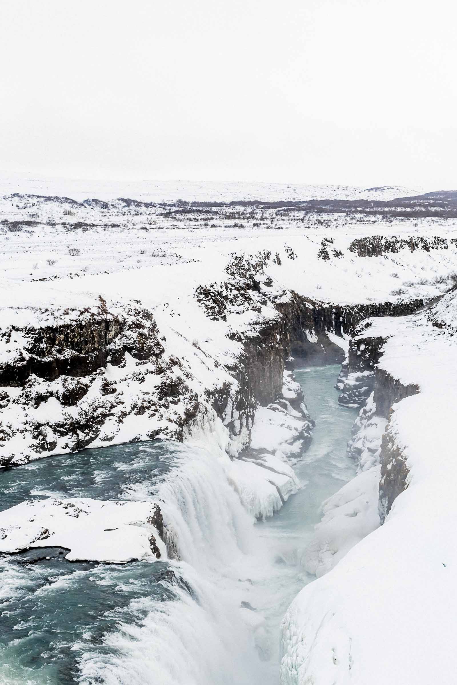 Photographie de Mathieu Dété, photographe de mariage et de voyage à la Réunion, présentant la cascade Gullfoss enneigée lors d'un voyage en Islande