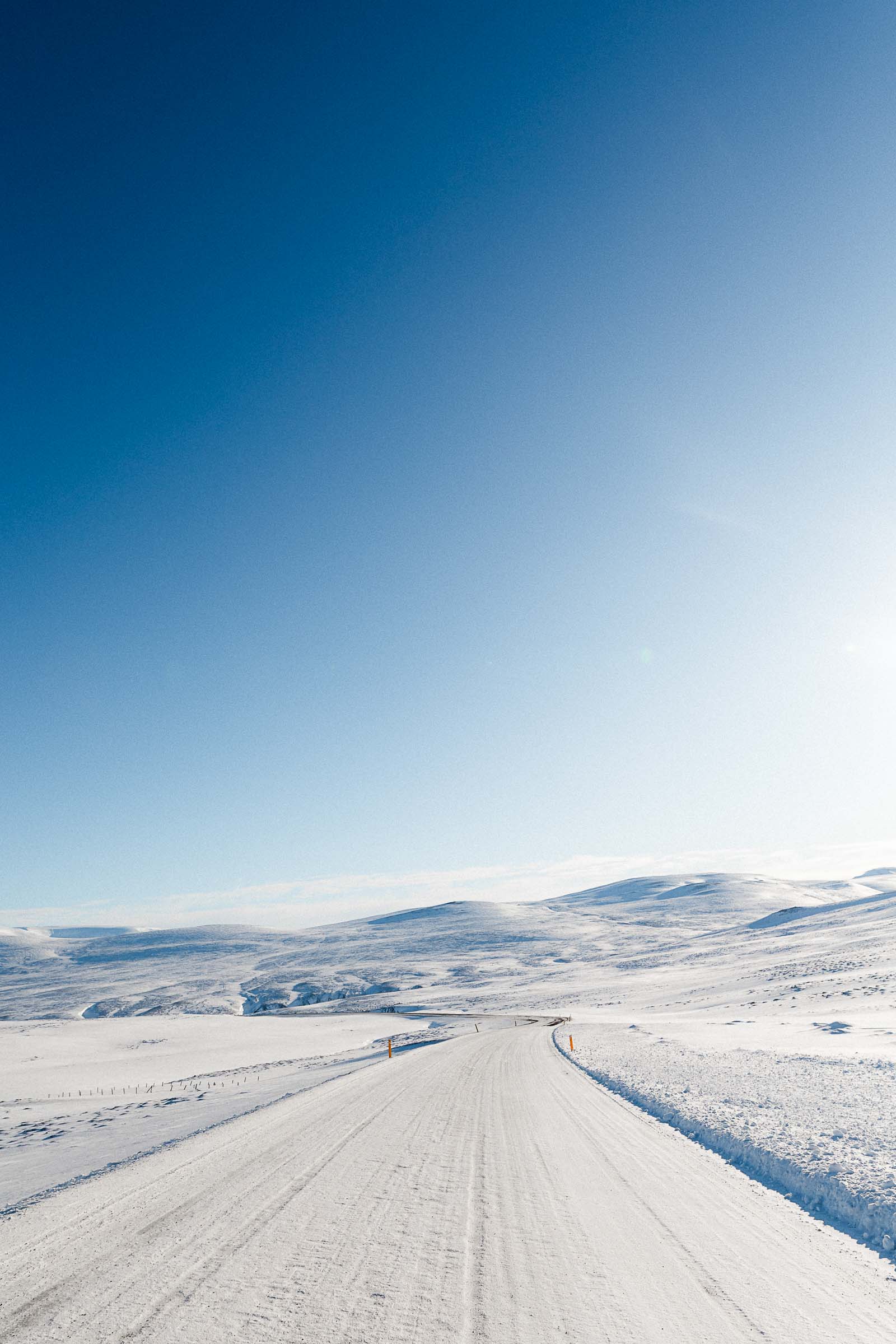 Photographie de Mathieu Dété, photographe de mariage et de voyage à la Réunion, présentant une belle route enneigée lors d'un voyage en Islande