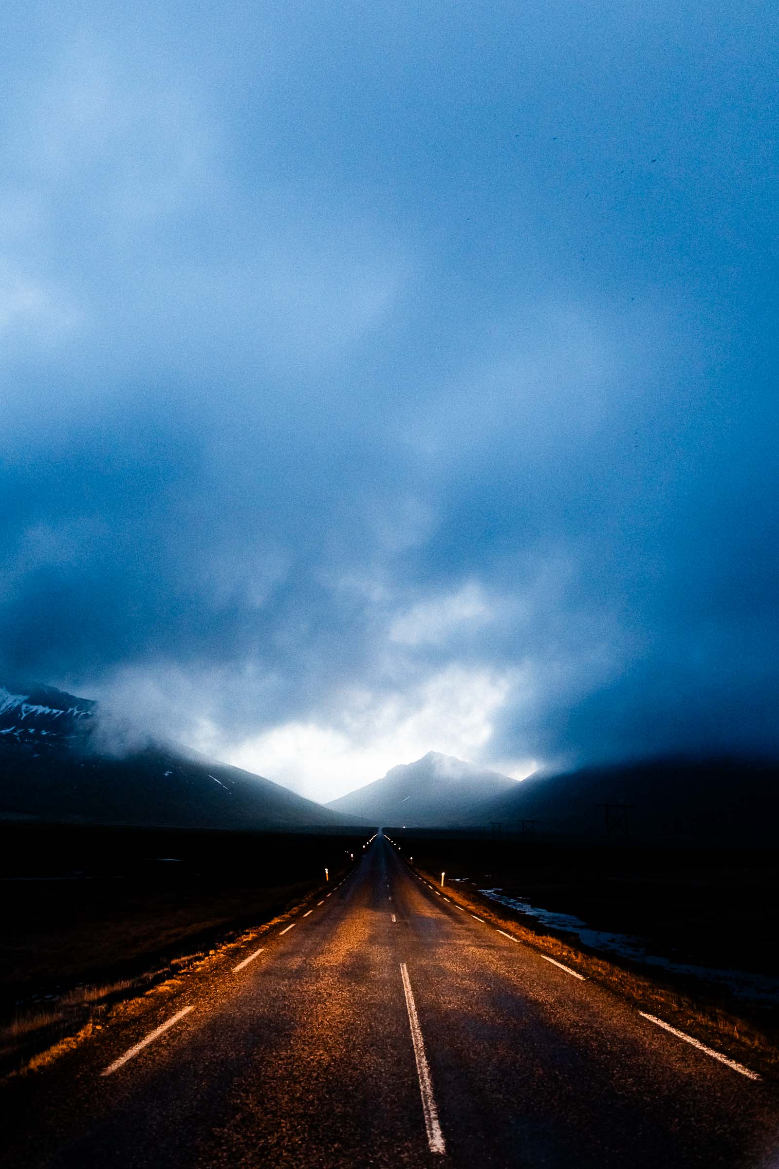 Photographie de Mathieu Dété, photographe de mariage et de voyage à la Réunion, présentant une belle route entre les montagnes au crépuscule lors d'un voyage en Islande