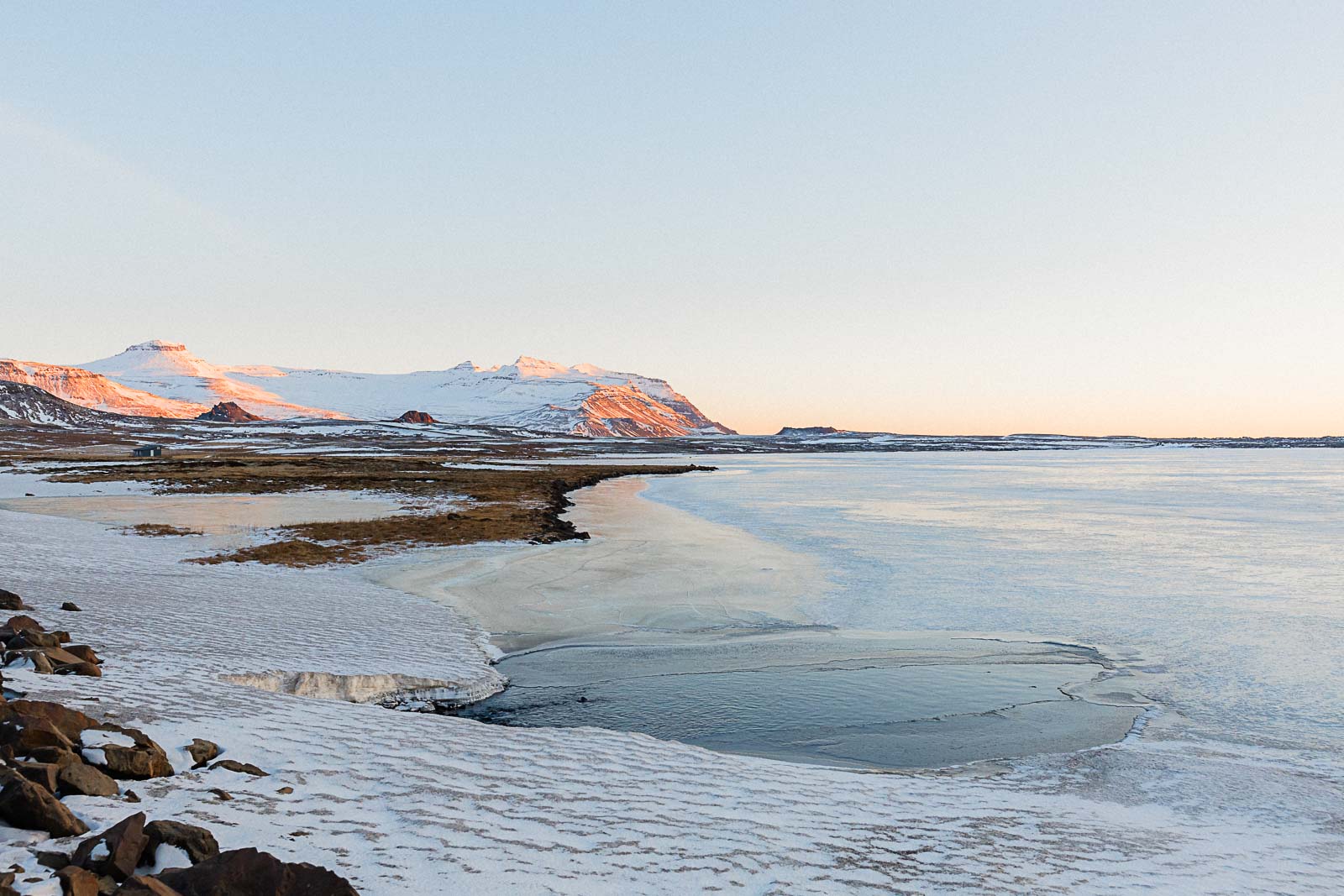 Photographie de Mathieu Dété, photographe de mariage et de voyage à la Réunion, présentant une photo de montagnes enneigées devant un lac de glace, lors d'un voyage en Islande