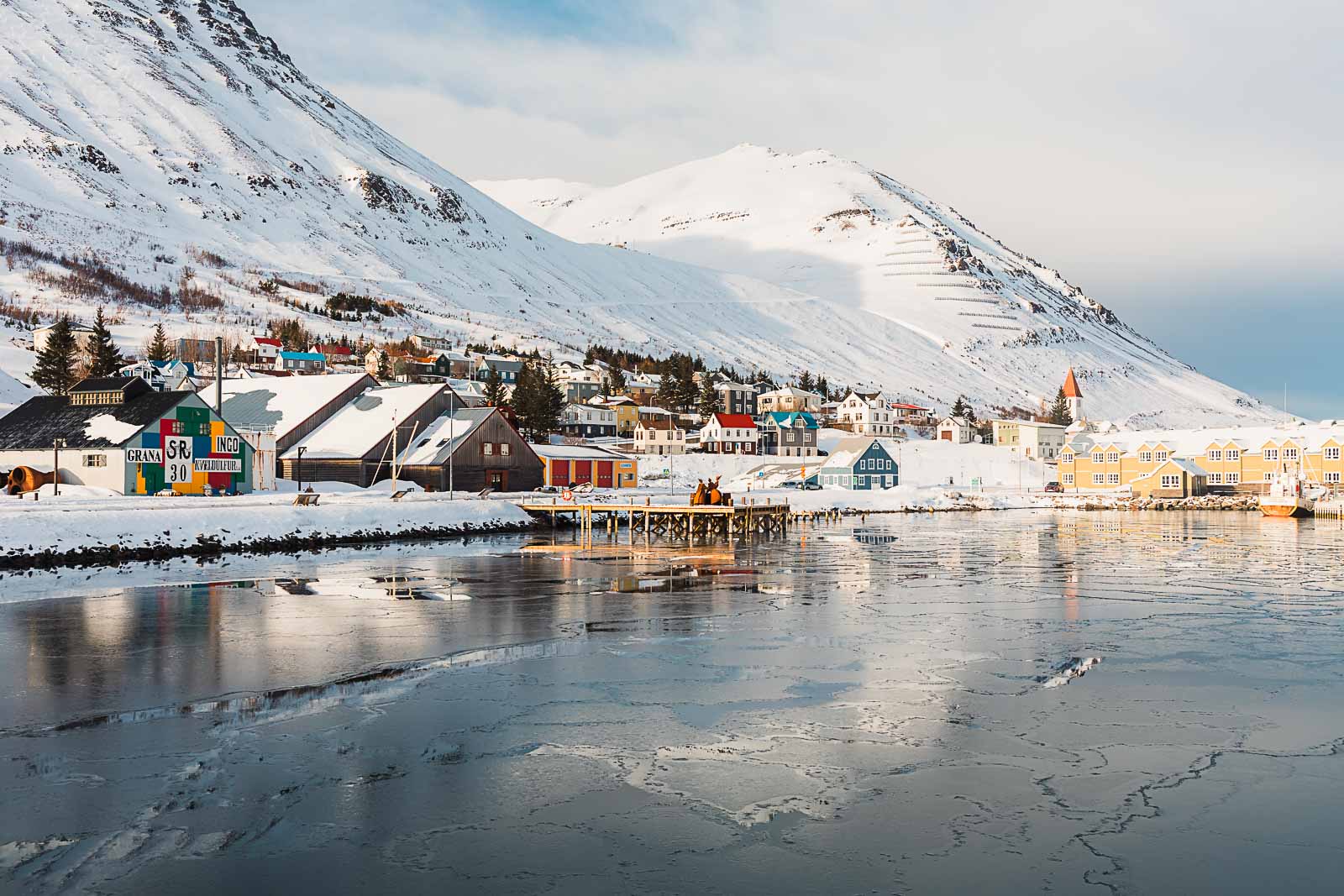 Photographie de Mathieu Dété, photographe de mariage et de voyage à la Réunion, présentant le village de Siglufjordur, dans le froid lors d'un voyage en Islande