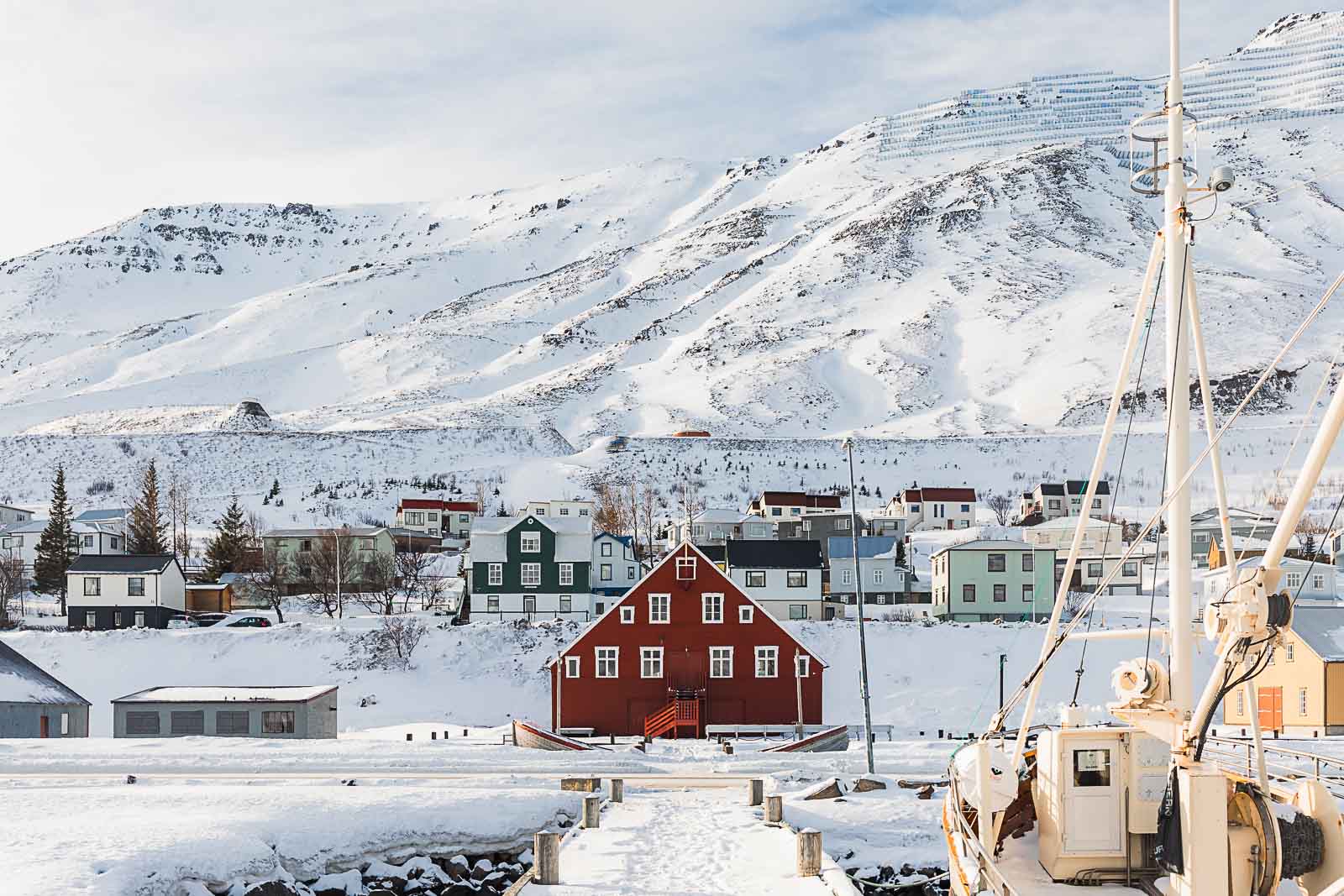 Photographie de Mathieu Dété, photographe de mariage et de voyage à la Réunion, présentant le village de Siglufjordur devant le port, dans le froid lors d'un voyage en Islande