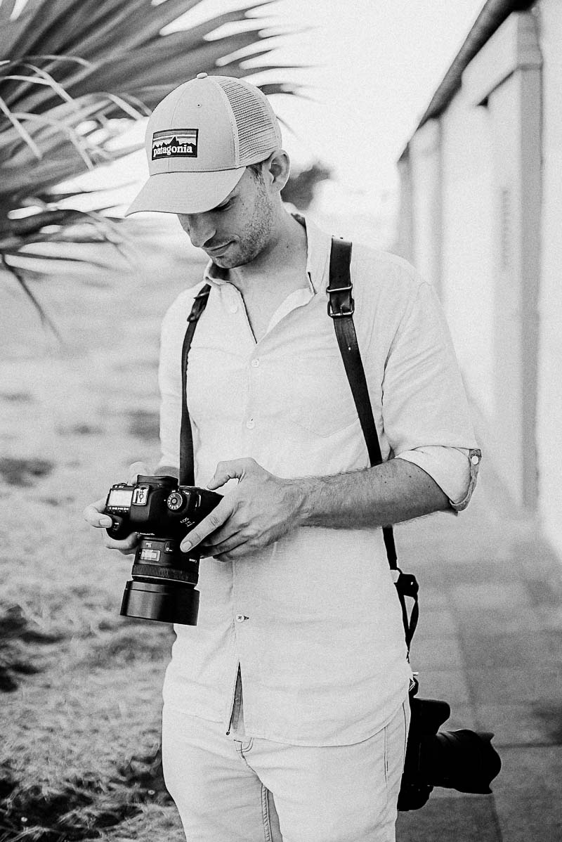 Photographie de Mathieu Dété, photographe de mariage à la Réunion, me présentant avec mes deux appareils photos pendant un shooting à la Pointe au Sel